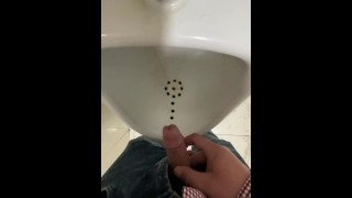 Pee in wc