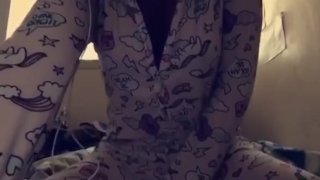 Kissenhüpfender Orgasmus In Meinem Schlafanzug