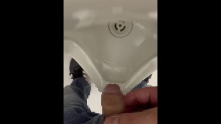 Faire pipi dans la cuvette masculine des toilettes