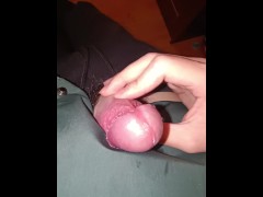 按摩阴茎系带太舒服了，白色的液体慢慢的流出来了呢ww - Screenshot 10 of 16 - Solo Male