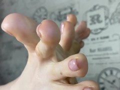 САДИСЬ ЗА СТОЛ! ВМЕСТО УЖИНА ПОДАМ ТЕБЕ СВОИ ГРЯЗНЫЕ НОЖКИ В НОСОЧКАХ И БЕЗ! ЛАСКАЙ МЕНЯ СКОРЕЕ - Screenshot 16 of 16 - Kink
