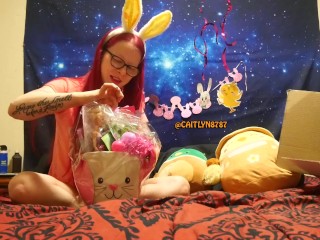 Кейтлин открывает пасхальную корзину Барби