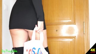 Женщина с большими половыми губами идет в супермаркет