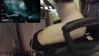 Femboy speelt Destiny terwijl ze een dildo berijdt