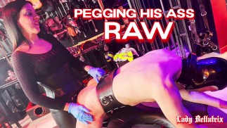 Pegging His Ass Raw - Lady Bellatrix enfonce son strapon dans l’esclave dans le donjon (teaser)