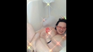 Влажная мастурбация с грудастой милфой в пене для ванны