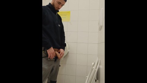 attrapé un jeune travailleur italien en train de faire pipi dans les toilettes publiques, pendant le travail