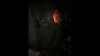 Толстушка тайком прокрадывает меня на заднем дворе и трахает меня в стиле анальной королевы