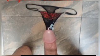 分享爱！查看评论，为特别的人获取一张湿热的个性化明信片。