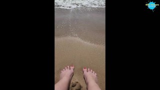Pinky poesje met zand tussen haar tenen
