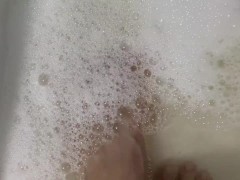 МОИ СЛАДКИЕ ПАЛЬЧИКИ НОГ В ВАННОЙ! ПОСМОТРИ СКОЛЬКО ПЕНЫ! ХОЧУ УВИДЕТЬ МОРЕ СПЕРМЫ! - Screenshot 1 of 16 - Sperm