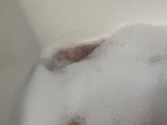 МОИ СЛАДКИЕ ПАЛЬЧИКИ НОГ В ВАННОЙ! ПОСМОТРИ СКОЛЬКО ПЕНЫ! ХОЧУ УВИДЕТЬ МОРЕ СПЕРМЫ! - Screenshot 13 of 16 - Foot