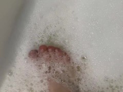 МОИ СЛАДКИЕ ПАЛЬЧИКИ НОГ В ВАННОЙ! ПОСМОТРИ СКОЛЬКО ПЕНЫ! ХОЧУ УВИДЕТЬ МОРЕ СПЕРМЫ! - Screenshot 2 of 16 - Footjob