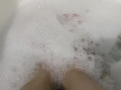 МОИ СЛАДКИЕ ПАЛЬЧИКИ НОГ В ВАННОЙ! ПОСМОТРИ СКОЛЬКО ПЕНЫ! ХОЧУ УВИДЕТЬ МОРЕ СПЕРМЫ! - Screenshot 5 of 16 - Kink