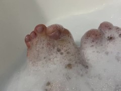 МОИ СЛАДКИЕ ПАЛЬЧИКИ НОГ В ВАННОЙ! ПОСМОТРИ СКОЛЬКО ПЕНЫ! ХОЧУ УВИДЕТЬ МОРЕ СПЕРМЫ! - Screenshot 7 of 16 - Footjob