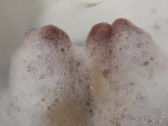 МОИ СЛАДКИЕ ПАЛЬЧИКИ НОГ В ВАННОЙ! ПОСМОТРИ СКОЛЬКО ПЕНЫ! ХОЧУ УВИДЕТЬ МОРЕ СПЕРМЫ! - Screenshot 8 of 16 - Foot