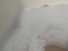 МОИ СЛАДКИЕ ПАЛЬЧИКИ НОГ В ВАННОЙ! ПОСМОТРИ СКОЛЬКО ПЕНЫ! ХОЧУ УВИДЕТЬ МОРЕ СПЕРМЫ! - Screenshot 9 of 16 - Foot Fetish