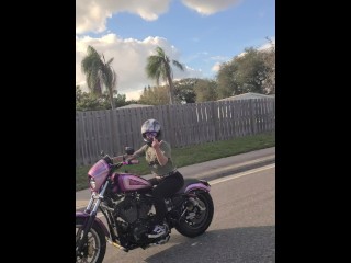 Bonnie Clignotant En Public En Conduisant Une Moto