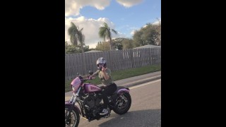 Bonnie clignotant en public en conduisant une moto
