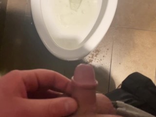 Mollige College Micro Penis Pissen in Openbaar Toilet KLEINE LUL PISSEN