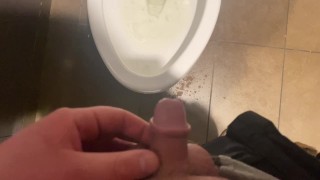 Chubby College Micro Penis Pissing dans les toilettes publiques