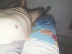 PECTORALES AL DESCUBIERTO Y VERGA ERECTA CON SEMEN SALIENDO 🏋️💦 (CON FILTRO DE LUZ)
