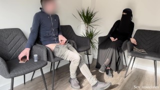 Exibi o meu pau na saia de espera do hospital ! 
Uma linda muçulmana apanhou-me a masturbar-me.