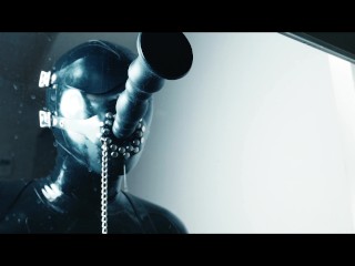 橡胶娃娃将一根长长的假阳具吸进喉咙