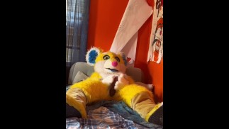 宾果游戏在单人 Fursuit 色情片中玩得很开心