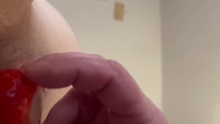 Lambendo buceta molhada grávida