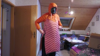 Latexmaske mit Bogner Shirt und Varg Bondagej Daunenjacke