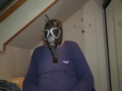 Latexmaske in Kombination mit Gasmaske