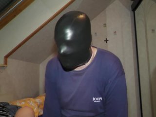 Latexmaske in Kombination mit Gasmaske