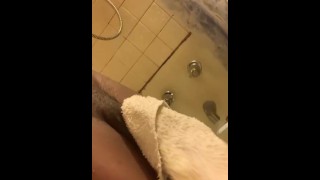 Grosse bite noire taquine dans la douche