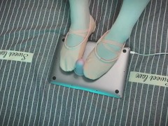 XZZ02:主人，想要白丝女仆来为你的大鸡吧服务吗？ - Screenshot 1 of 16 - White Socks