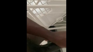 Adrenalina andando nu em um hotel em South Africa. Homem de pau duro andando nu em um quarto de hotel.