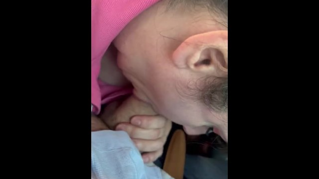 Жена-шлюха Рэйчел делает минет подруге, с которой познакомилась в магазине
