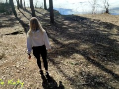 Лесная прогулка закончилась для красотки большим камшотом на жопу. 1/16