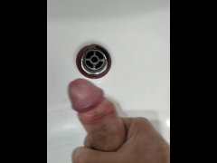 Masturbazione maschile solista con orgasmo fatto in bagno