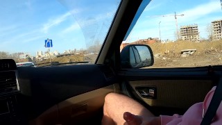 man masturbeert lul in de auto tijdens een reis