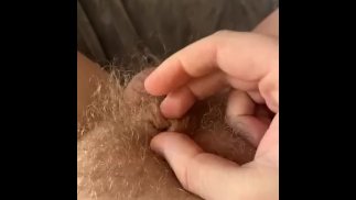 нужен фемдом или папочка трет маленький член, как клитор