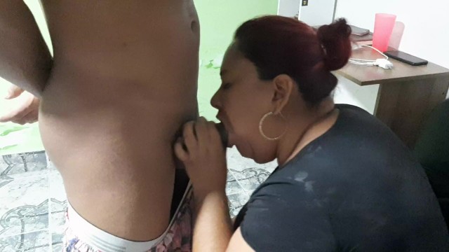 Я прерываю ее уборку, чтобы она могла пососать мой член