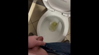 Развлечения в общественном туалете