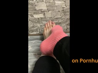 РАССМАТРИВАЮ СВОИ ТОНКИЕ ПАЛЬЧИКИ С РОЗОВЫМИ НОГОТКАМИ ПОКА РОДИТЕЛИ ШАЛЯТ ЗА СТЕНКОЙ