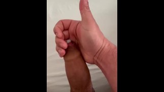 Мастурбирует