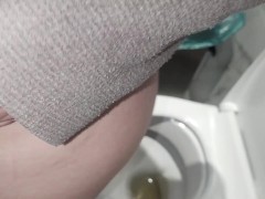 Писаю в ТЦ. Камера в туалете - не подглядывай! - Screenshot 15 of 16 - Public Piss