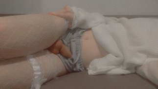 Jouer avec mon corps de femboy et jouir sur mon ventre