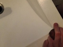 J'essaie le frottement de ma bite sur un meuble publique