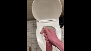Masturbando na cabine do banheiro
