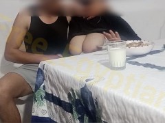 ملفاية مصرية وهي بتاكل و تتفرج في مسلسل محمد رمضان العمدة يعزم عليها عيل ابن زوجها نيكة بعد رفض 4/16